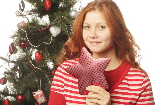 Femme avec staer rouge et arbre