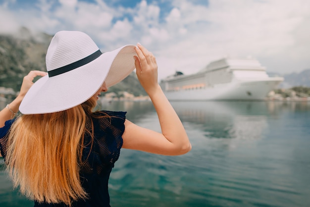 Femme, stands, croisière, paquebot, fond