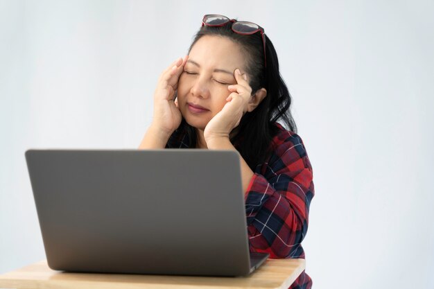 Femme stress et maux de tête pendant le travail à domicile