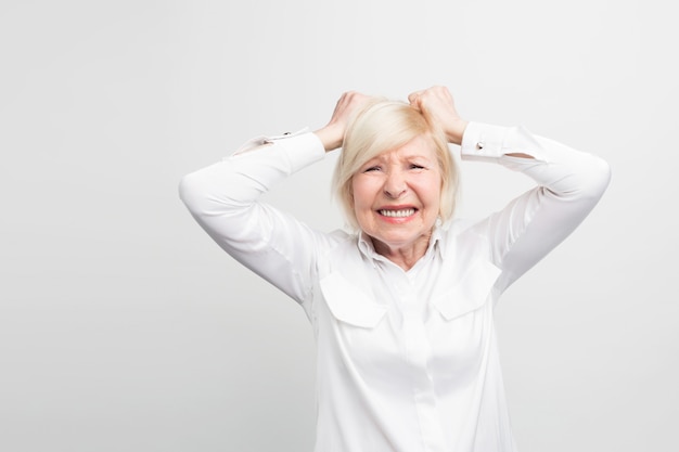 Une Femme Stressante Et Vieille Garde Ses Mains Sur Sa Main Et Montre Des émotions De Dépression. Elle Est Désespérée.