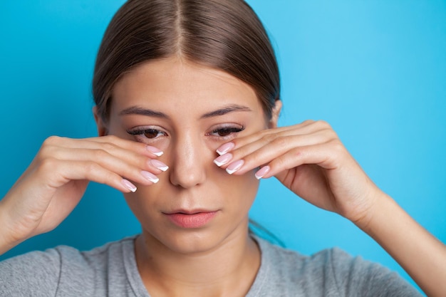 Femme stressée épuisée fatiguée souffrant de fortes douleurs oculaires