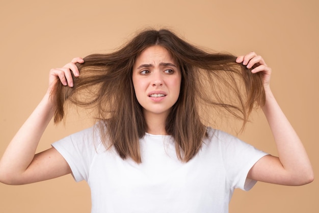 Une femme stressée est très bouleversée à cause de la perte de cheveux