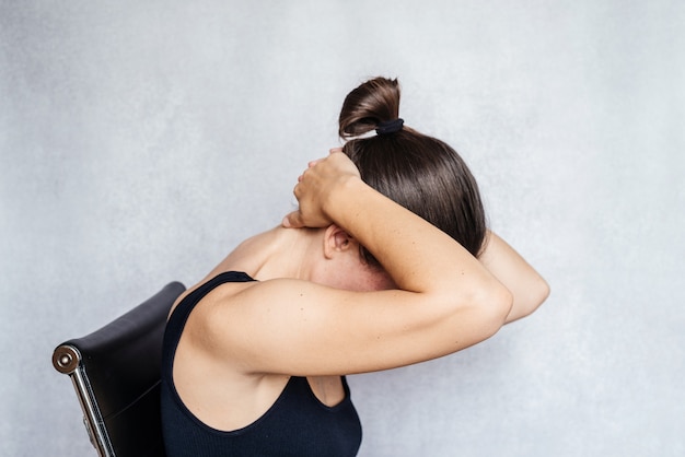 Femme stressée fatiguée souffrant de maux de tête travaillant à domicile assis à table