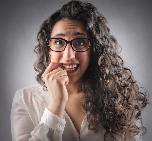 Femme stressée inquiète