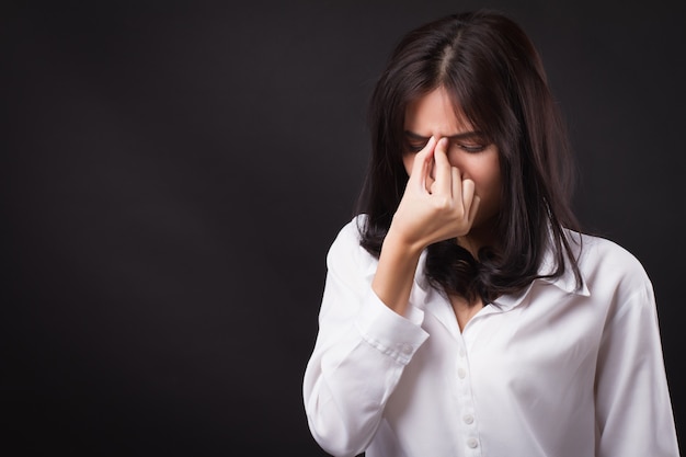 Femme stressée avec maux de tête, vertiges, étourdissements, migraine, gueule de bois