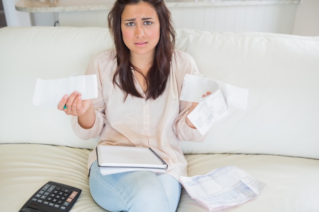 Femme stressée par les factures