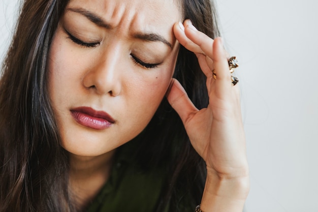 Femme stressée tenant son front