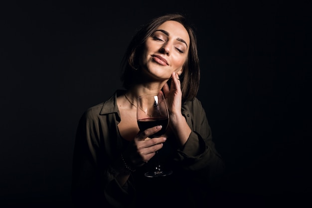 Femme en studio sur fond noir