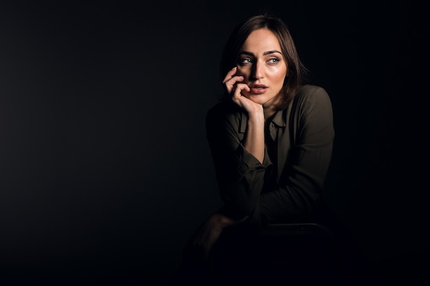 Femme en studio sur fond noir