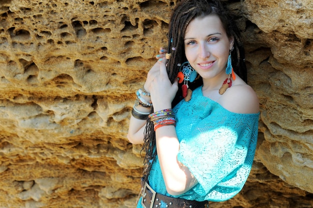 Femme de style hippie indépendant avec portrait de dreadlocks près des rochers