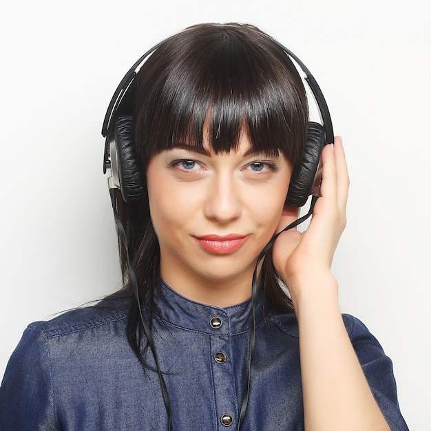 Femme de style rock avec un casque d'écoute de la musique