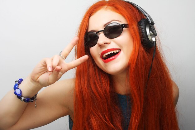 Femme de style rock avec des écouteurs écoutant de la musique