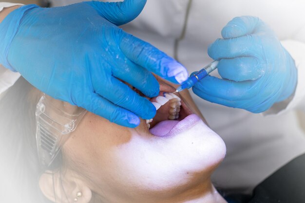 Femme subissant un traitement de conception de sourire avec un dentiste