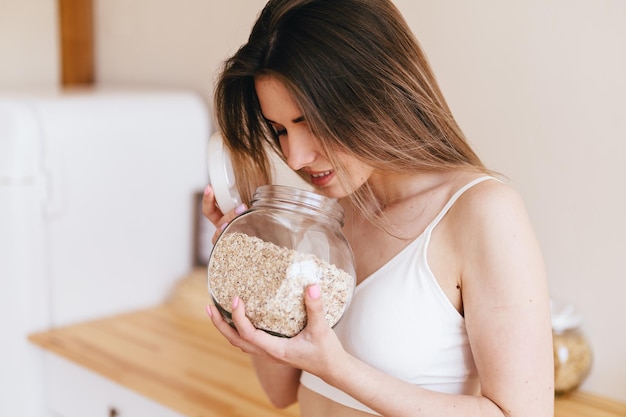 Une femme suit un régime alimentaire sain