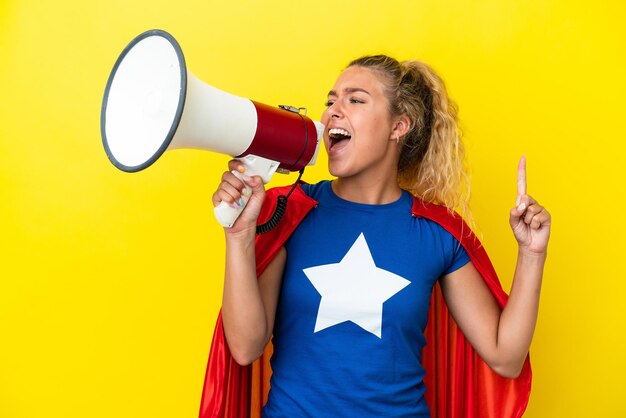 Femme Super-héros Isolée Sur Fond Jaune Criant à Travers Un Mégaphone Pour Annoncer Quelque Chose En Position Latérale