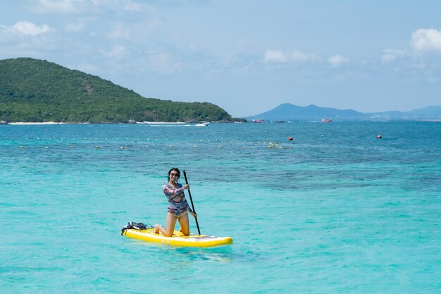 Femme surfant dans la mer