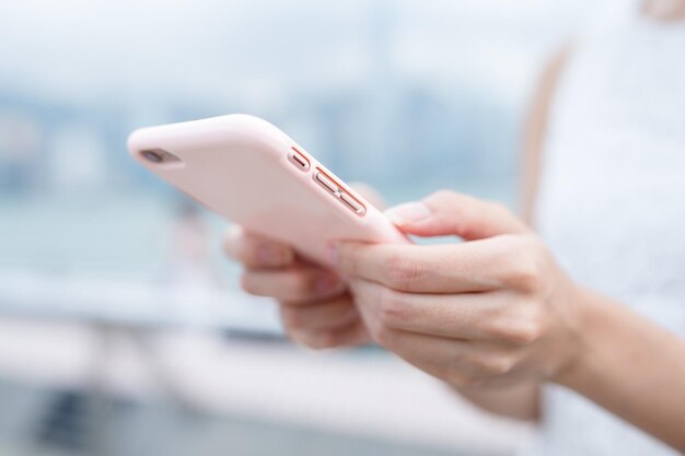 Femme surfant sur internet sur téléphone mobile