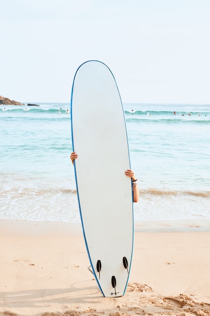 Femme, surfer, cache, derrière, blanc, planche surf