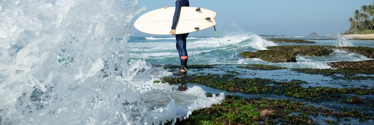 Photo une femme surfeuse avec une planche de surf qui va surfer