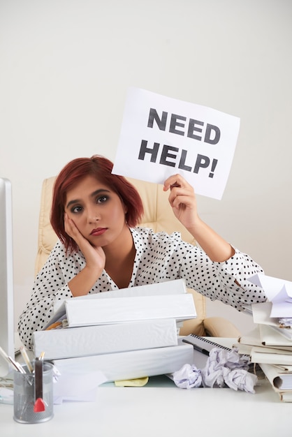 Photo femme surmenée au bureau