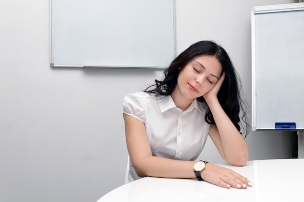 Femme surmenée dans salle réunion