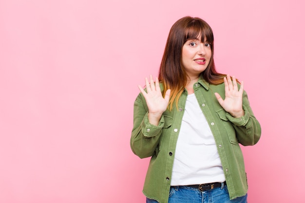 Femme En Surpoids à L'air Nerveuse, Anxieuse Et Inquiète, Ne Disant Pas Ma Faute Ou Je Ne L'ai Pas Fait