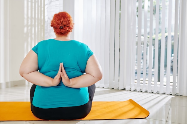 Photo femme en surpoids, faire du yoga