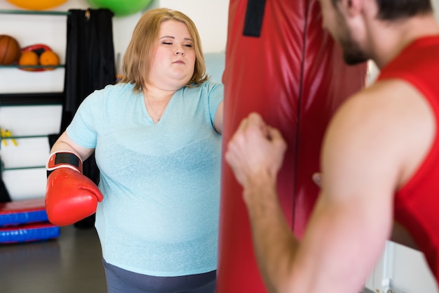 Femme en surpoids travaillant