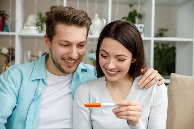 Femme surprenant son mari avec un test de grossesse positif