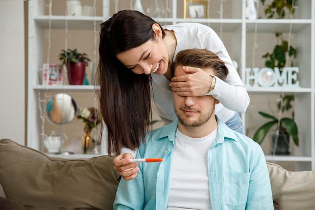 Femme surprenant son mari avec un test de grossesse positif