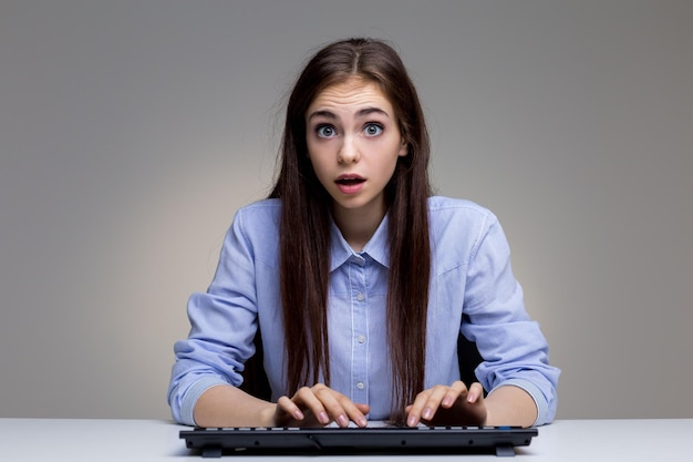 Femme surprise à l'aide du clavier