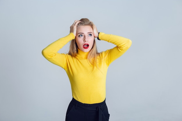 Femme surprise avec la bouche ouverte qui pose en studio