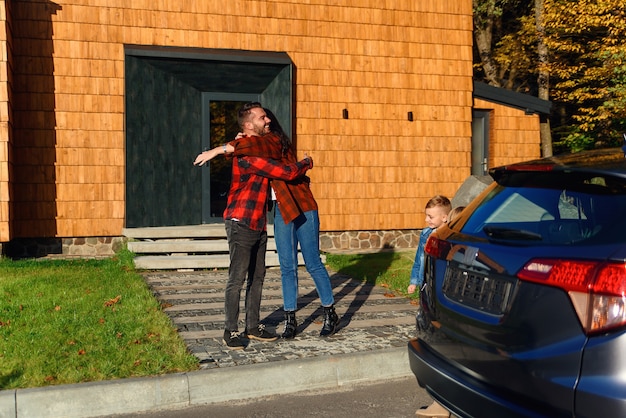 Femme surprise par son mari avec une nouvelle voiture