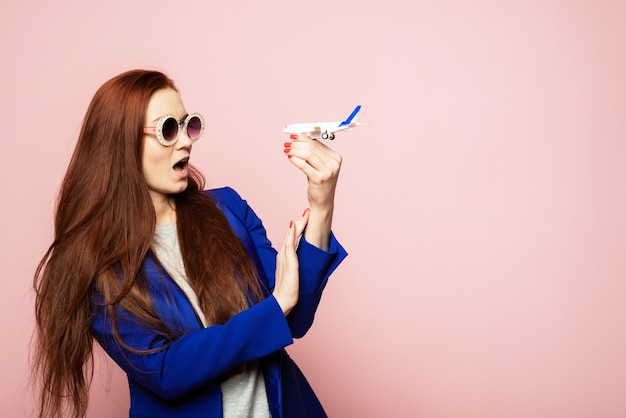 femme surprise regarde un modèle d'avion