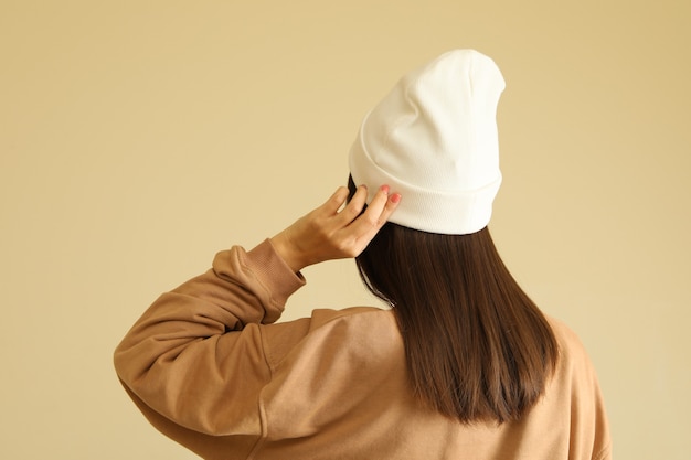 Femme en sweat-shirt élégant et bonnet