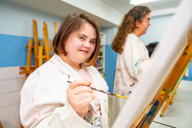 Une femme avec le syndrome de Down dans un cours de peinture