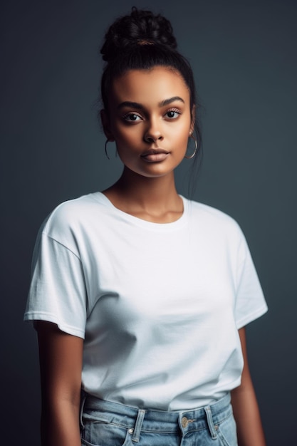 Une femme en t-shirt blanc se dresse sur un fond gris.