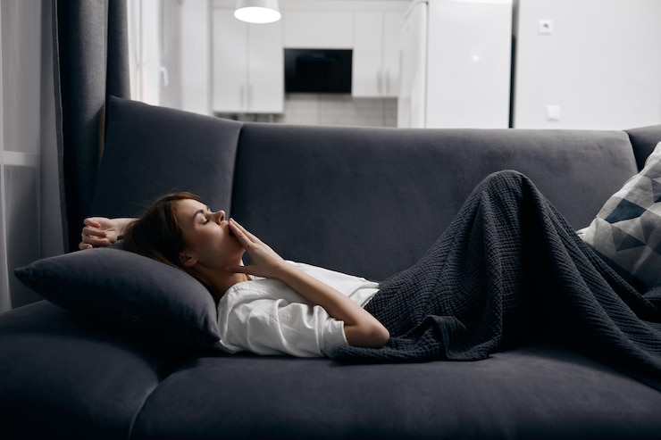 Photo une femme en t-shirt blanc se repose sur le canapé à l'intérieur photo de haute qualité