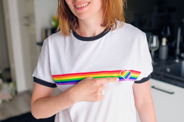 La femme en t-shirt avec le logo lgbt montre sur le coeur la tolérance au concept des droits des homosexuels et des lesbiennes