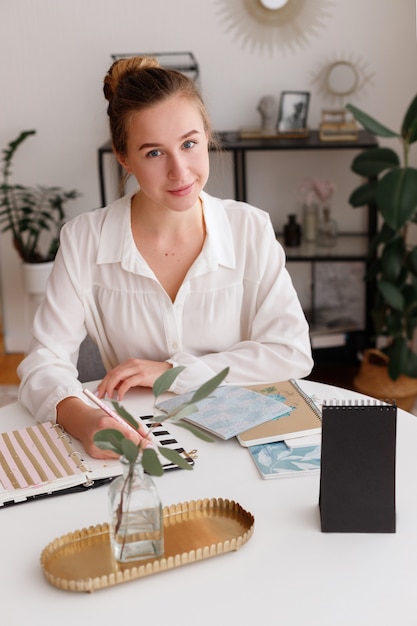 Femme à la table à la maison travaille à distance