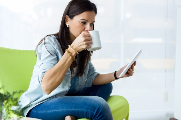 Femme tablette à l&#39;aide et boire du café