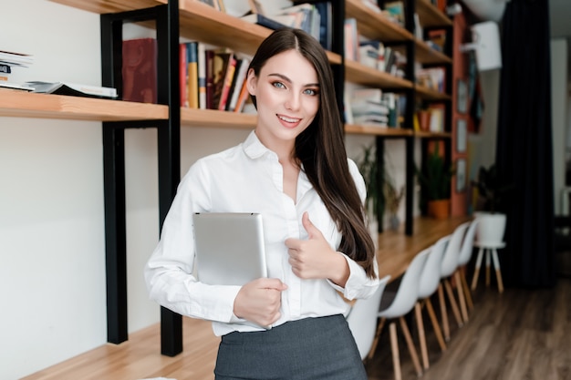 Femme avec tablette au bureau