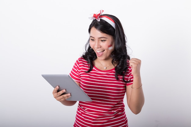 Femme avec tablette sur la célébration du jour de l'indépendance indonésienne