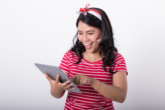 Femme avec tablette sur la célébration du jour de l'indépendance indonésienne