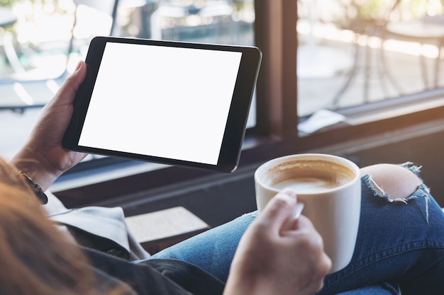 Femme avec une tablette maquette