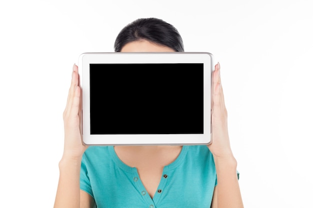 Femme avec tablette numérique. Femme tenant une tablette numérique devant son visage tout en isolé sur blanc