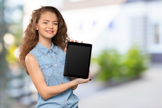 Femme avec tablette numérique