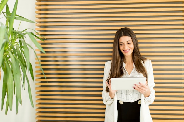 Femme avec tablette