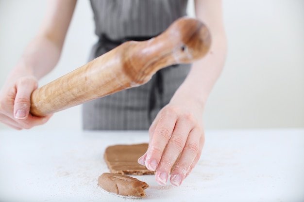 Femme en tablier faire du pain d'épice de Noël