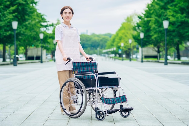 Femme en tablier et fauteuil roulant